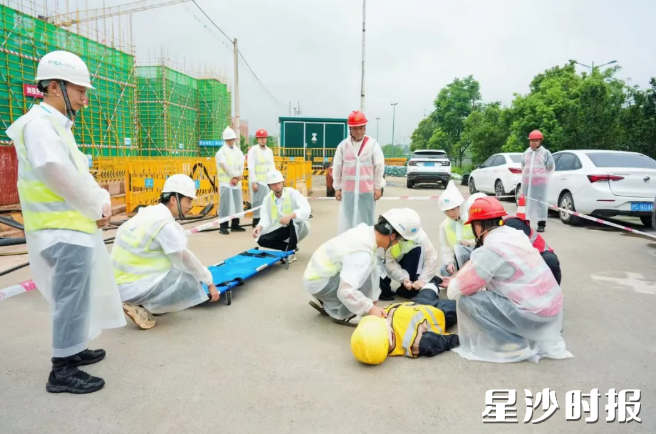 专业医护人员系统讲解并演示心肺复苏操作流程。 专业医护人员系统讲解并演示心肺复苏操作流程。