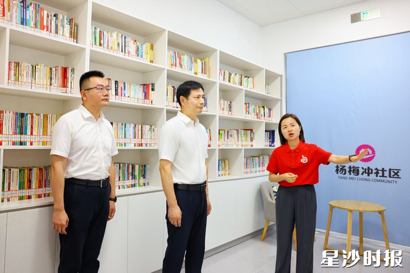 王雄文在杨梅冲社区党群服务中心调研。