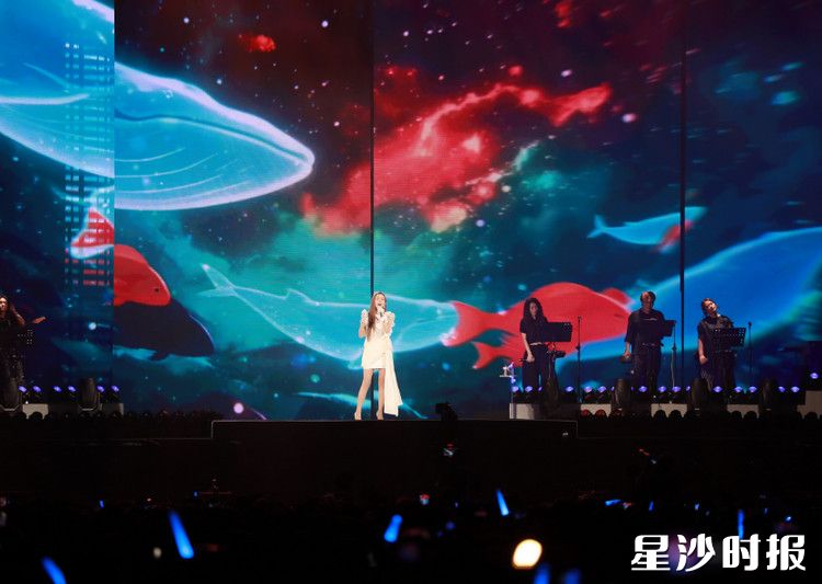 范玮琪一袭裙装站在光晕之中,用舒缓的曲调瞬间牵动了全场观众的情绪。均为李杰 摄 范玮琪一袭裙装站在光晕之中,用舒缓的曲调瞬间牵动了全场观众的情绪。均为李杰 摄