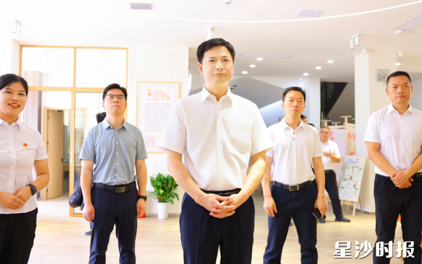 王雄文在星港社区党群服务中心调研。 王雄文在星港社区党群服务中心调研。