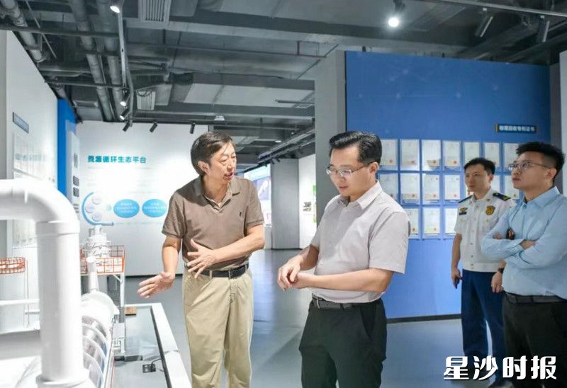 蒋红波在湖南万容科技股份有限公司调研并开展安全生产检查。 蒋红波在湖南万容科技股份有限公司调研并开展安全生产检查。