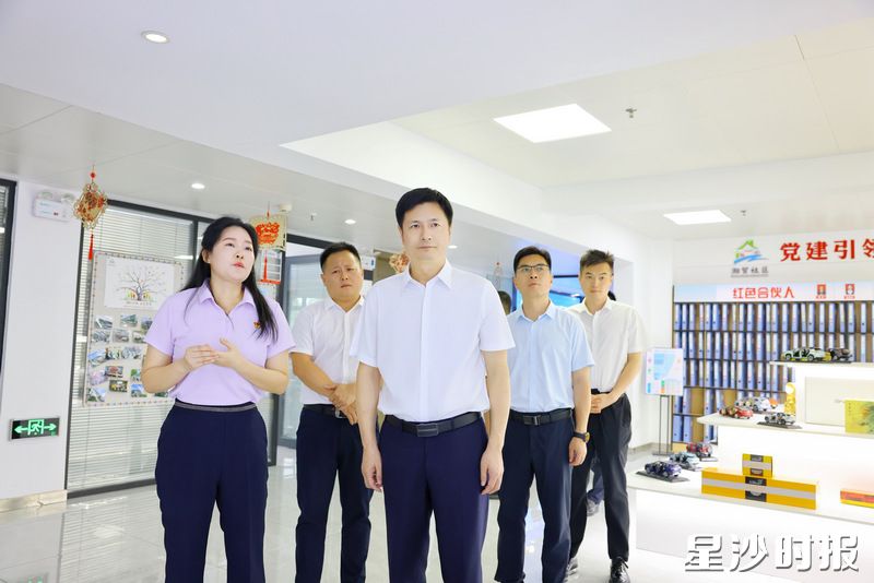 王雄文在湘贸社区党群服务中心调研。均为曾诗怡 摄 王雄文在湘贸社区党群服务中心调研。均为曾诗怡 摄