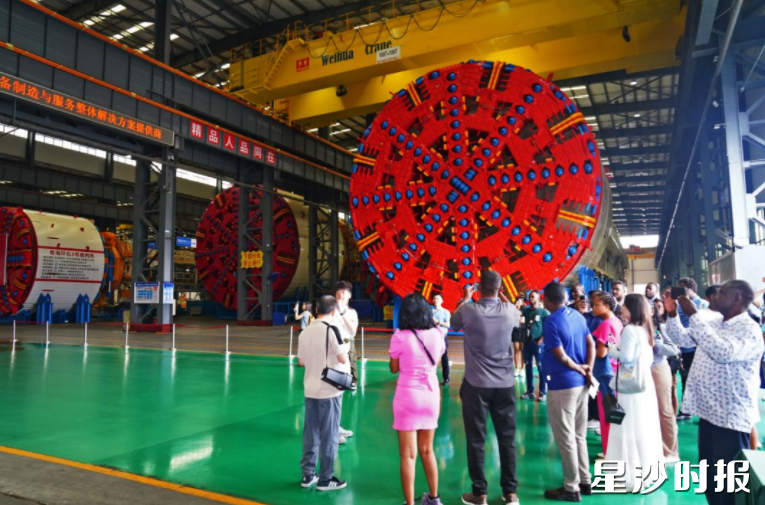 非洲媒体团赴中国铁建重工集团第二产业园区参观调研。刘洋 摄