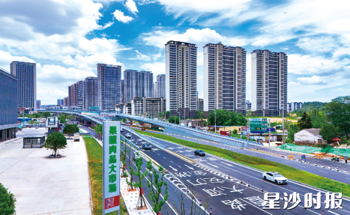 万家丽路快速化改造北延线通车后，水渡河市场将拥有高架、环线与地铁“蛛网式”交通系统，成为离主城区最近的大型综合性农批市场。章帝 摄