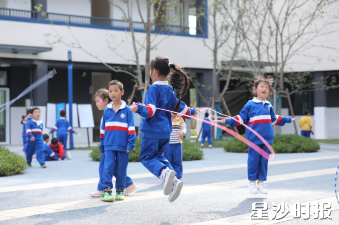 如今的长沙县，长郡、雅礼等27所合作校让“名校就在家门口”，教育综合发展和质量指数位居全国县域教育百强县双榜首。图为长沙市雅礼实验田汉学校的学生在校园里尽情玩耍。李杰 摄