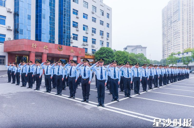 县行政执法局创新建立“三鹰”人才库,推动人才梯次成长。 刘思源 摄 县行政执法局创新建立“三鹰”人才库,推动人才梯次成长。 刘思源 摄