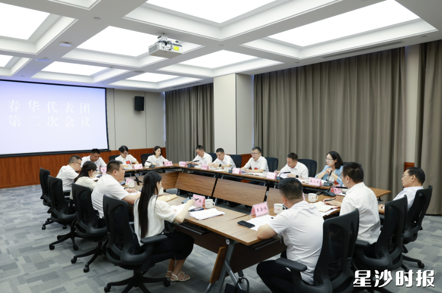郑以仁参加春华代表团审议。刘思源 摄