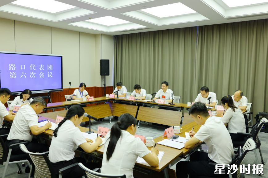 路口代表团分团讨论现场。 路口代表团分团讨论现场。