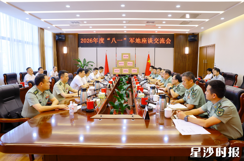 王雄文一行在国防科技大学军政基础教育学院走访慰问。 王雄文一行在国防科技大学军政基础教育学院走访慰问。