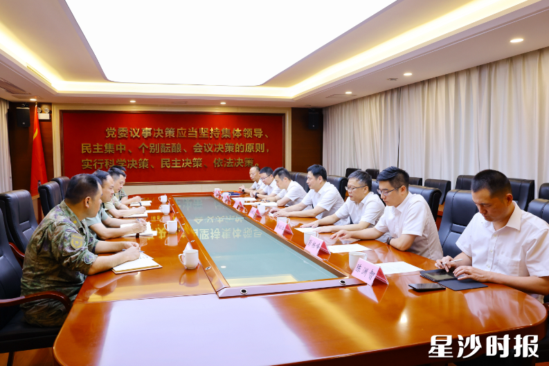 王雄文一行在长沙县人民武装部走访慰问。 王雄文一行在长沙县人民武装部走访慰问。