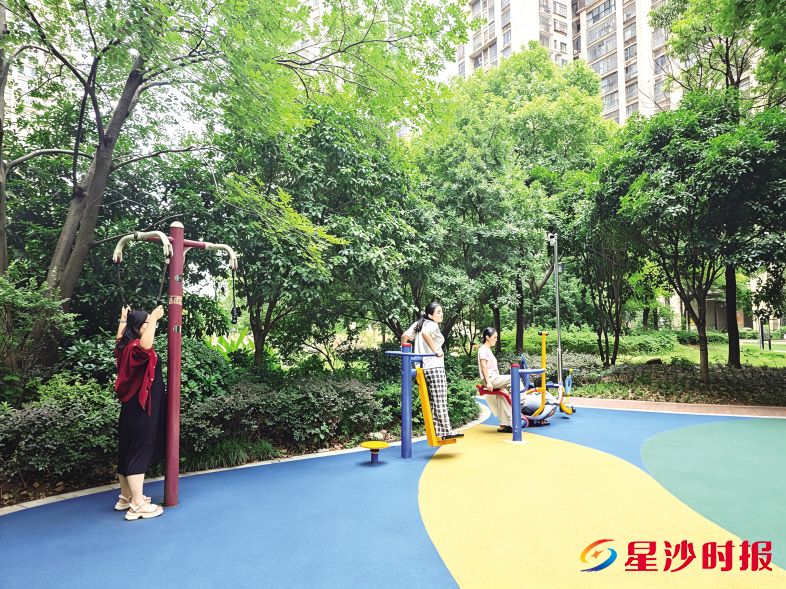 依托“幸福合伙人”机制,城市花园小区昔日“吱呀作响”的老旧健身器材焕然一新,居民在小区健身器材上锻炼身体,不再“有器材不敢用”。康狮岭社区供图