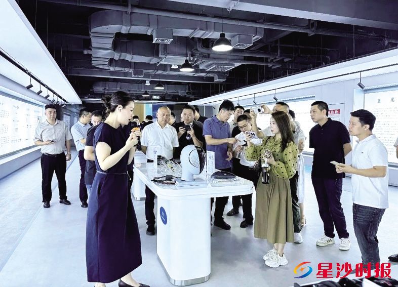 在湖南具身智能创新中心一楼展示区,企业家们全景感受了具身智能的多元应用场景。 资料图片