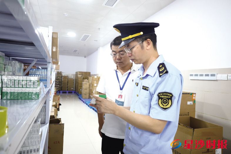 检查现场,执法人员分成多组,分赴不同区域同步完成各环节核查。 胡欢欢 摄