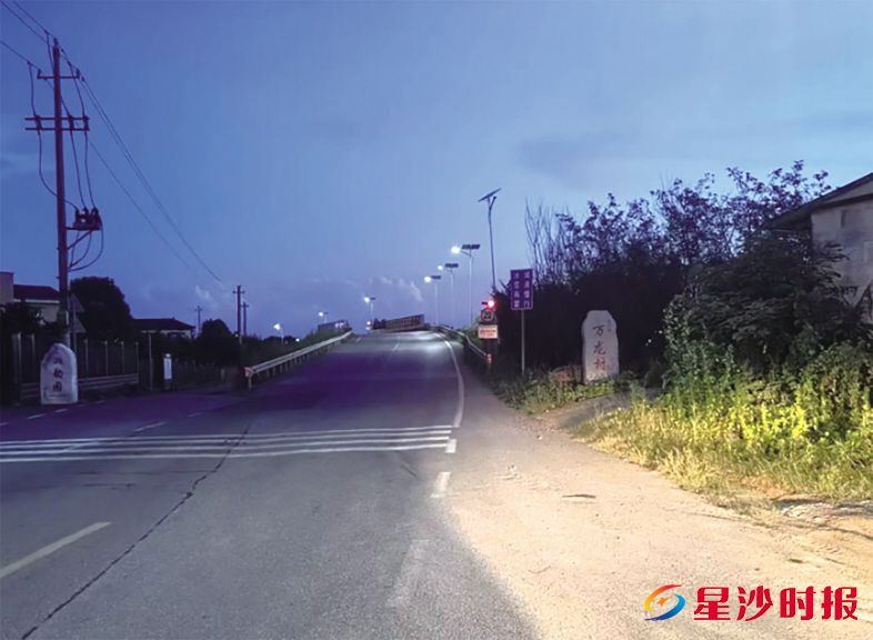 60盏新路灯依次点亮,照亮了2.2公里县道,也照亮了500多户村民的回家路。通讯员供图