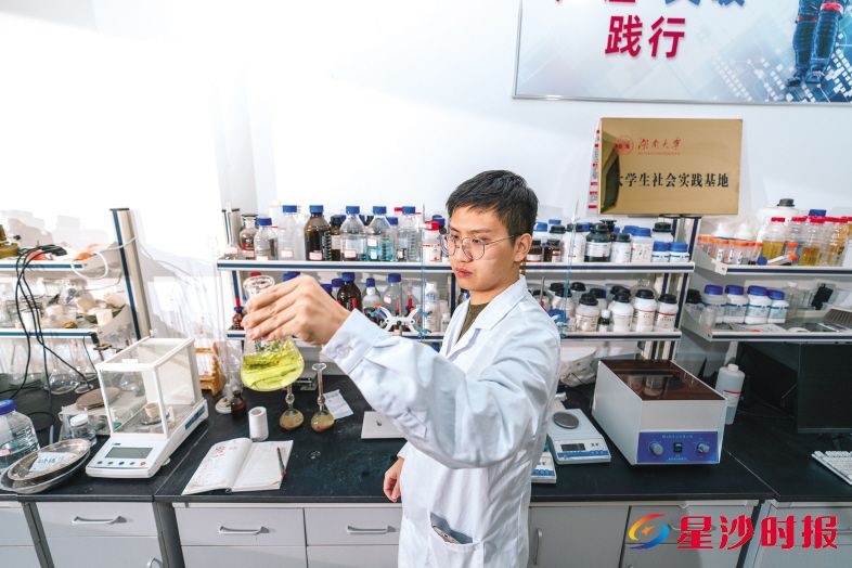 湖南凝英新材料科技有限公司独创“高分子螯合增溶”机制,实现“一瓶药剂省下100公斤水泥”。图为创始人李镓睿。 企业供图