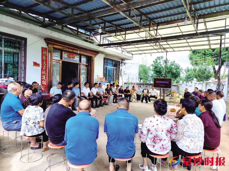 开慧镇“板仓屋场”首期座谈会开展,镇村干部和村民代表、企业代表围坐成一圈,面对面、心贴心,把好事办好、实事办实。张庆 摄