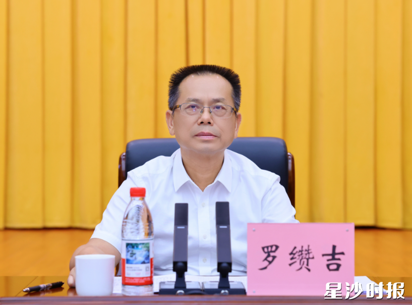 罗缵吉讲话。 罗缵吉讲话。