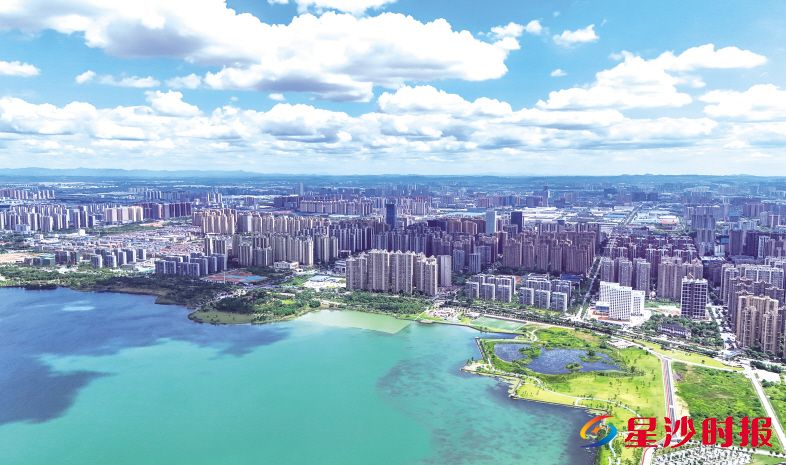 碧波荡漾的松雅湖畔,城市高楼林立。章帝 摄