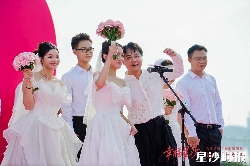 新人们集体许下文明婚嫁誓言。 新人们集体许下文明婚嫁誓言。