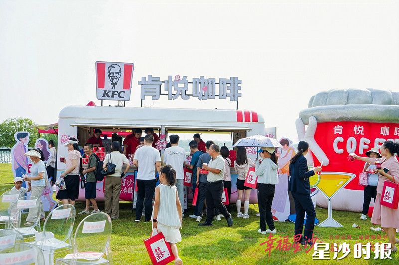 活动现场,市民们在肯悦咖啡领取咖啡。 活动现场,市民们在肯悦咖啡领取咖啡。
