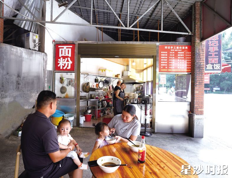 在高桥街头,夫妻俩经营三年多的桥里粉店,凭借地道口味已成为当地居民清晨最温暖的味觉选择。高桥镇供图