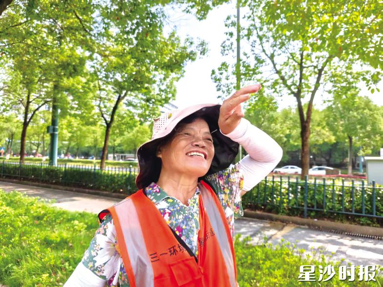 忙完责任路段，李丁妹擦去额头上的汗珠，迎来短暂休整。莫婷 摄
