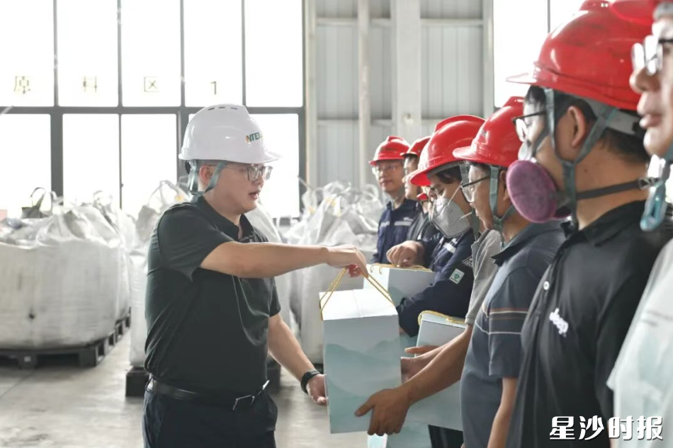 慰问湖南钠能时代新材料有限公司一线职工。刘思源摄