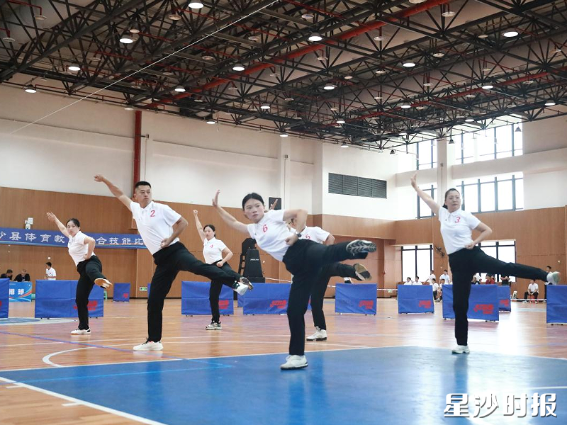 长沙县开展2026年体育教师综合技能比武，各代表队集体完成武术套路展示，踢腿、出拳整齐划一。