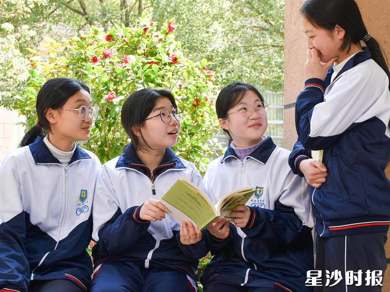 长沙县实验松雅湖中学学生一起分享阅读心得。