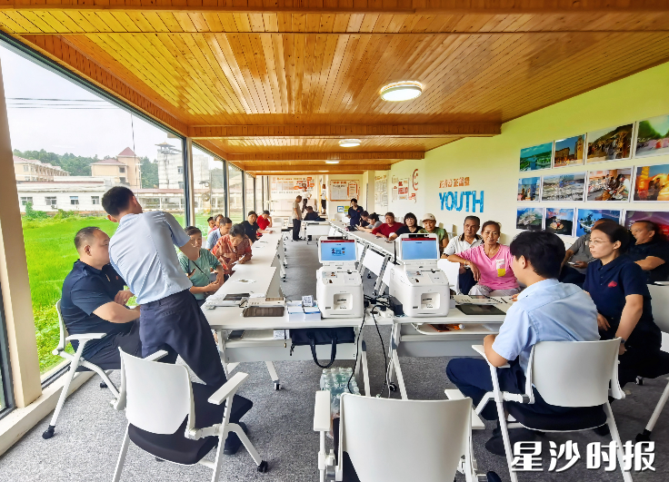 星沙农商银行工作人员在江背镇为村民集体办理社保卡,切实打通助老服务“最后一米”。 星沙农商银行工作人员在江背镇为村民集体办理社保卡,切实打通助老服务“最后一米”。