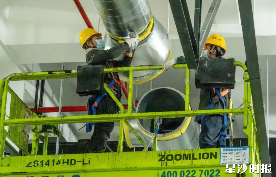 项目建设现场,工人正在高空作业。 项目建设现场,工人正在高空作业。