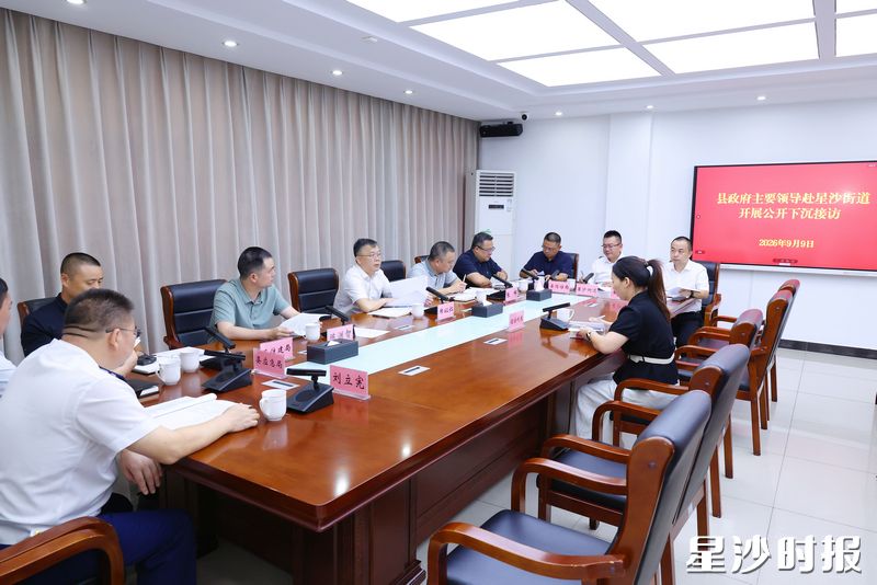 郑以仁在星沙街道公开接访。董坤 摄 郑以仁在星沙街道公开接访。董坤 摄