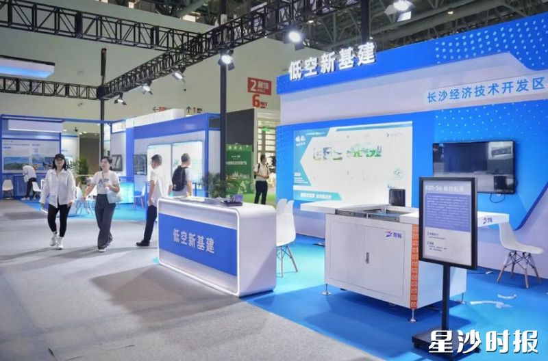 第二十六届中国国际投资贸易洽谈会上，长沙经开区设立的低空经济展区。舒展 摄