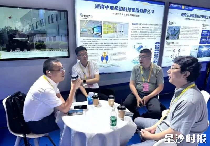 意向客户与工作人员进行洽谈。部门供图