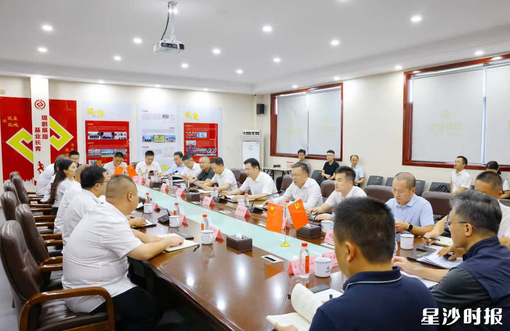 王雄文、郑以仁在琨基控股集团有限公司调研。均为曾诗怡 摄 王雄文、郑以仁在琨基控股集团有限公司调研。均为曾诗怡 摄