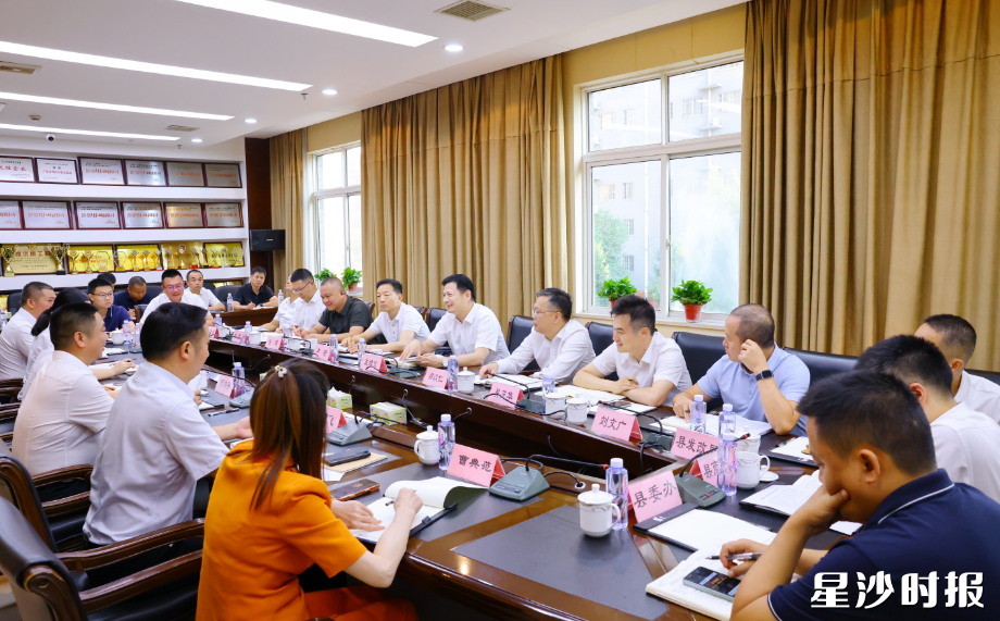 王雄文、郑以仁在湖南星大建设集团有限公司调研。 王雄文、郑以仁在湖南星大建设集团有限公司调研。