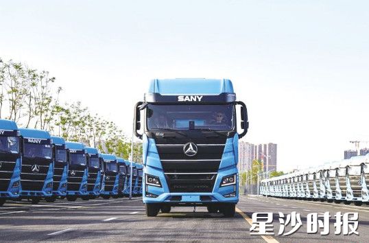 今年6月,三一重卡883台电动重卡一次性出口海外,刷新了我国新能源牵引车单次出口纪录。资料图片 今年6月,三一重卡883台电动重卡一次性出口海外,刷新了我国新能源牵引车单次出口纪录。资料图片
