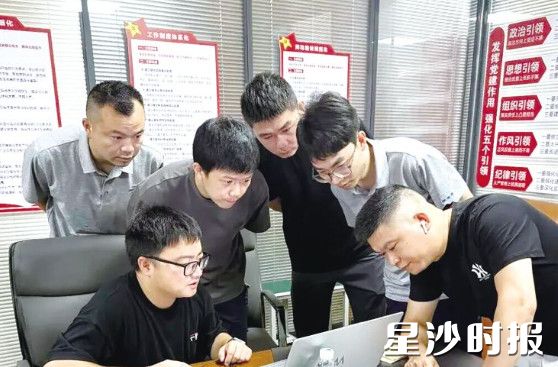 长沙经开区工作人员现场辅导企业职工进行职称申报。部门供图 长沙经开区工作人员现场辅导企业职工进行职称申报。部门供图