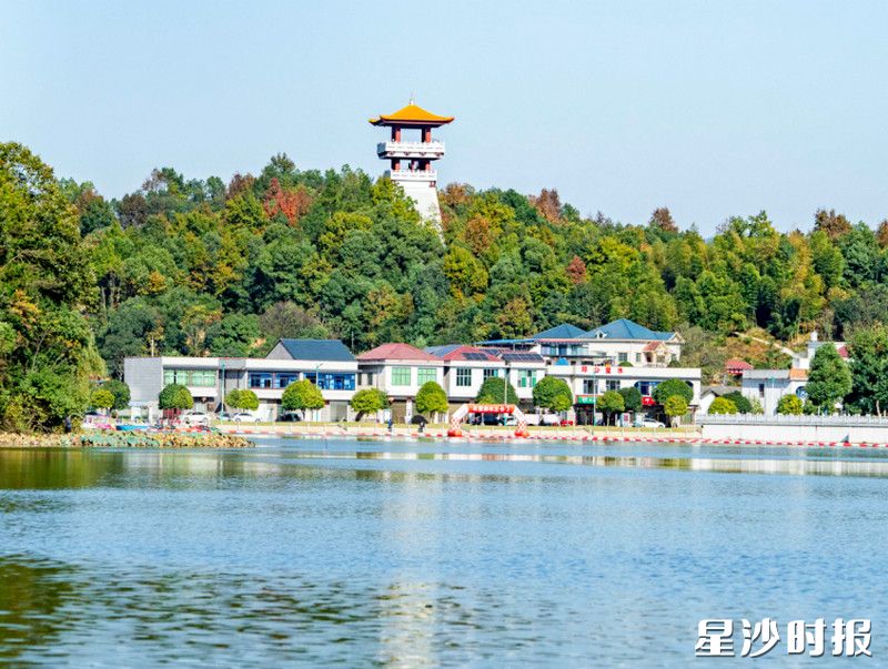 印山湖公园位于江背镇,湖边杨柳轻拂,天云阁、狮王殿矗立于湖心山头,还有古色古香的亭台楼阁,每一处都如诗如画。