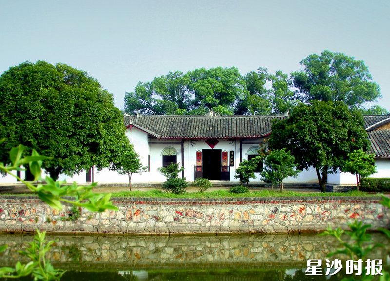 黄兴故居正门“黄兴故居”门额为廖承志题书。在故居东厢房内开辟了黄兴生平事迹陈列馆,介绍黄兴一生的主要功绩。