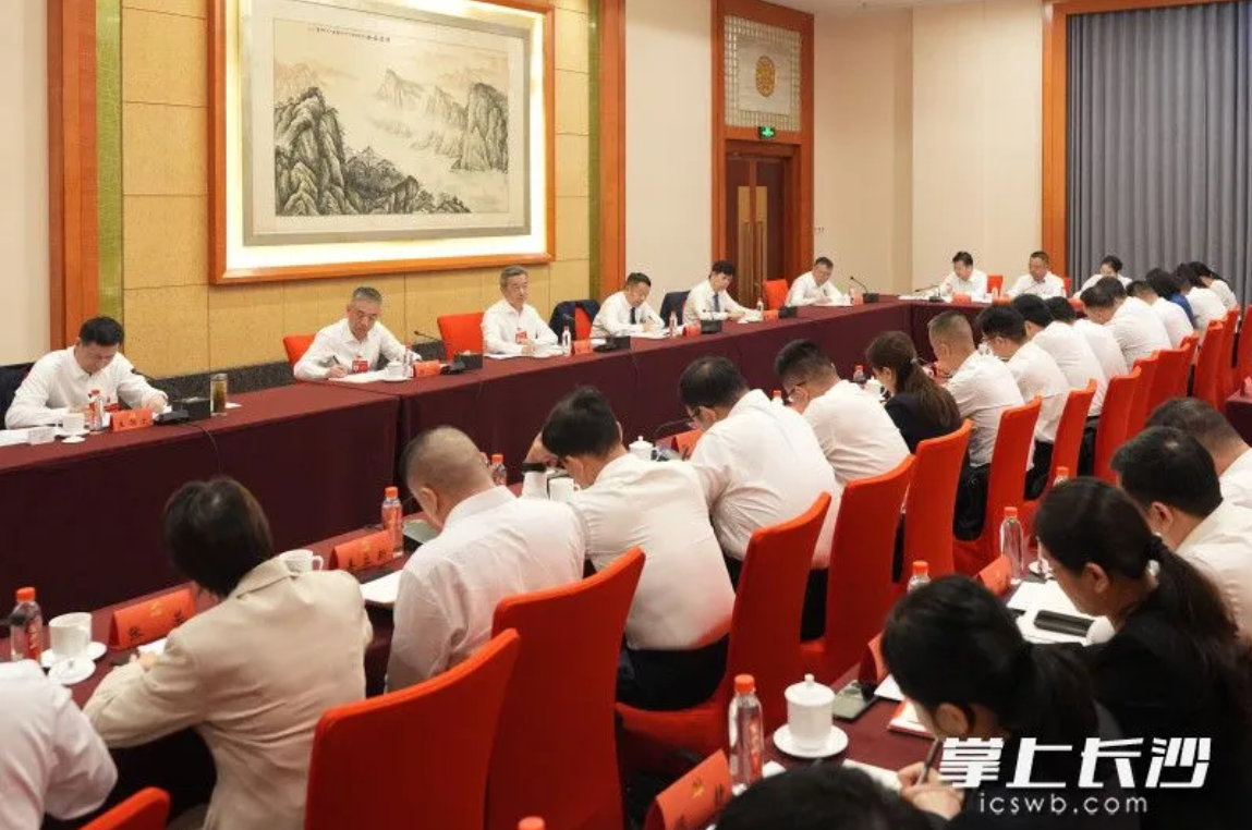 9月21日,陈竞同志在市第十五次党代会长沙县代表团参加讨论。