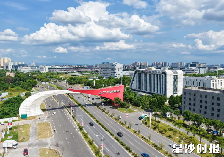 中国（湖南）自由贸易试验区拱门。舒展 摄