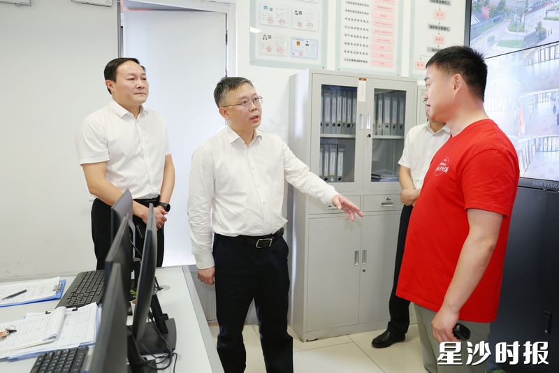 郑以仁在杉杉奥莱购物广场督导安全生产工作。董坤 摄 郑以仁在杉杉奥莱购物广场督导安全生产工作。董坤 摄