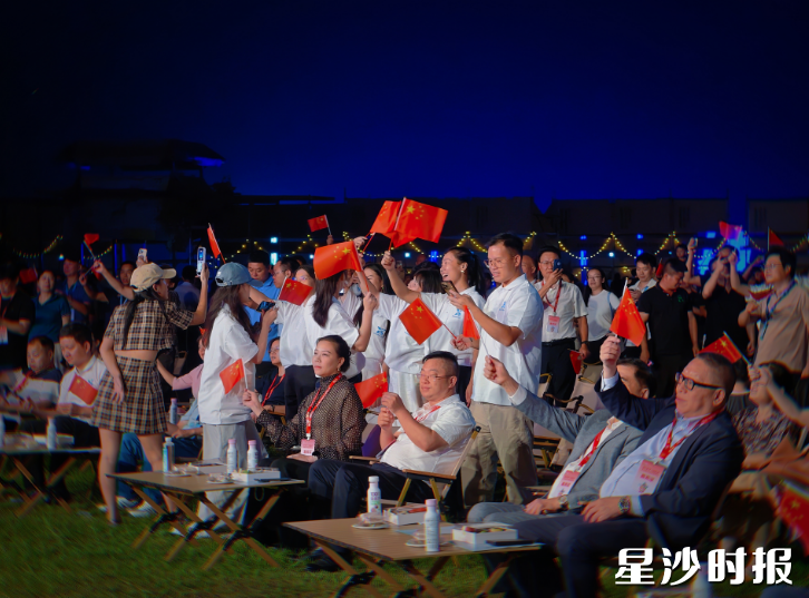 全场观众共同唱响《我和我的祖国》。章帝 摄 全场观众共同唱响《我和我的祖国》。章帝 摄