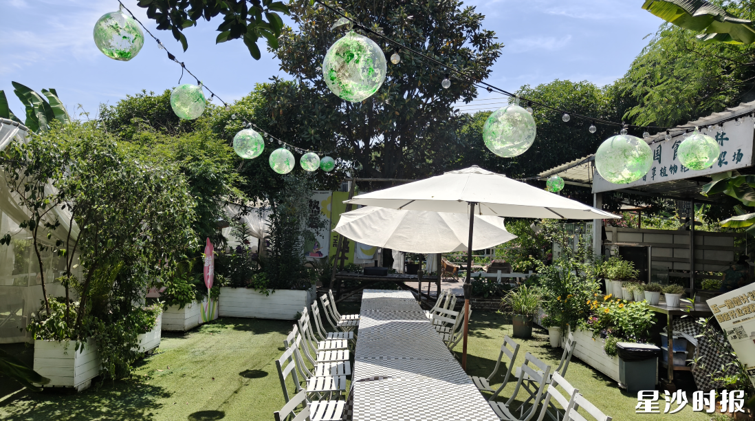 芭蕉熊半山坡生态农场百种:绿植环绕,可以亲手制作香茅茶、植物标本、窑烤披萨,还能解锁团队拓展、亲子游乐,是团建出游、亲子遛娃的热门之选。 芭蕉熊半山坡生态农场百种:绿植环绕,可以亲手制作香茅茶、植物标本、窑烤披萨,还能解锁团队拓展、亲子游乐,是团建出游、亲子遛娃的热门之选。