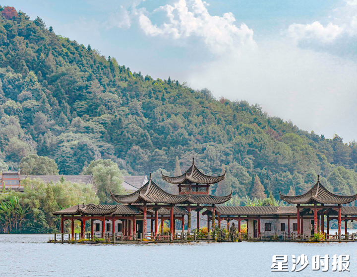 天玺湖湖面澄澈如“天空之镜”漫步湖畔,可泛舟游湖、骑行探幽、生态垂钓。 天玺湖湖面澄澈如“天空之镜”漫步湖畔,可泛舟游湖、骑行探幽、生态垂钓。