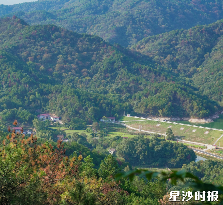 登顶天华山,俯瞰山野盛景。 登顶天华山,俯瞰山野盛景。