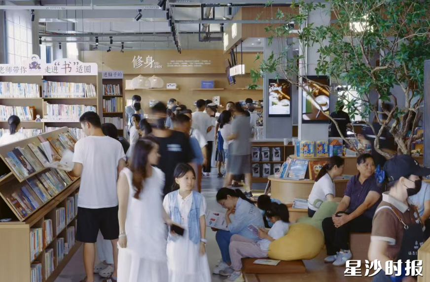 全新营业的初恋书店也精心设置公益福彩宣传区。 全新营业的初恋书店也精心设置公益福彩宣传区。