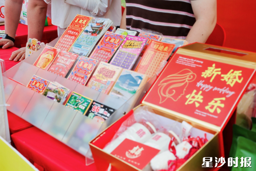 现场同步开展“锦鲤无限刮”线下互动营销活动。 现场同步开展“锦鲤无限刮”线下互动营销活动。