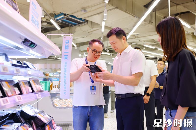 王雄文在星沙万象汇商场调研。均为曾诗怡 摄